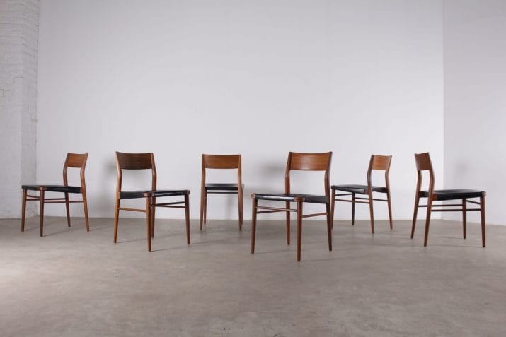 6 scandinavische stoelen met lederen zittingen