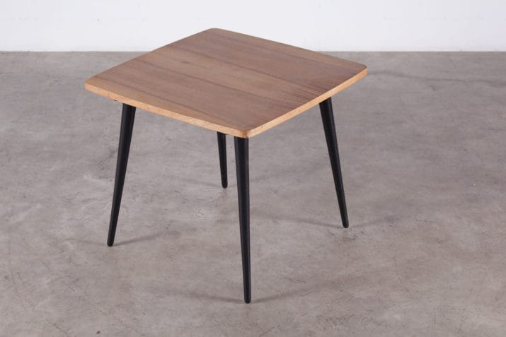 table basse vintage carrée pieds noirs 1