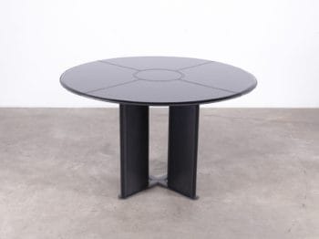 table ronde en cuir noir piqûres de sellier design vintage italien style adnet à liège