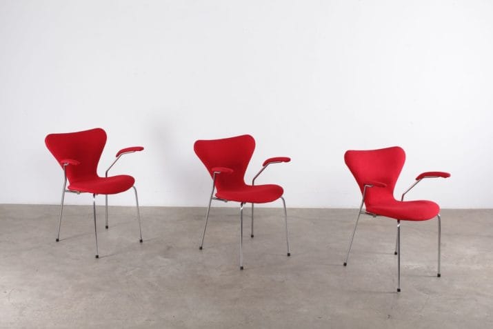 Arne Jacobsen chaise série7 3107 tissus rouge fritz hansen 1