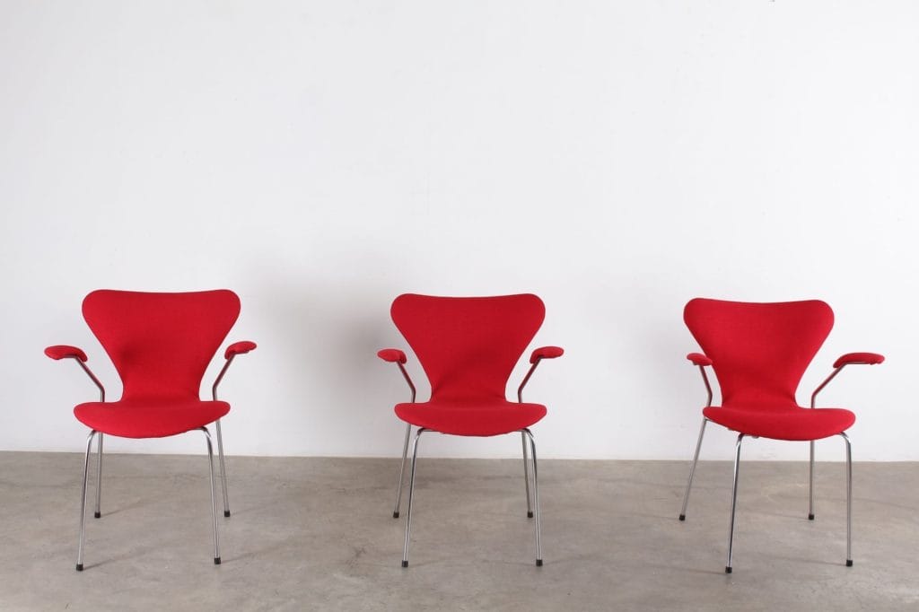 Arne Jacobsen chaise série7 3107 tissus rouge fritz hansen 3