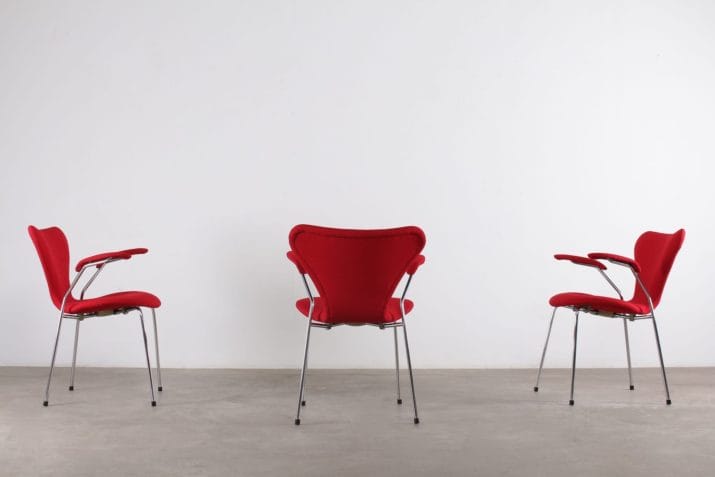 Arne Jacobsen chaise série7 3107 tissus rouge fritz hansen 4