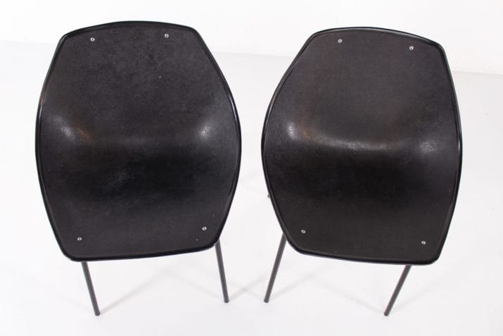 chaise noire coquillage pierre guariche meurop 3