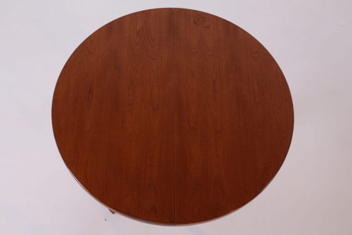 Scandinavische ronde tafel met één blad