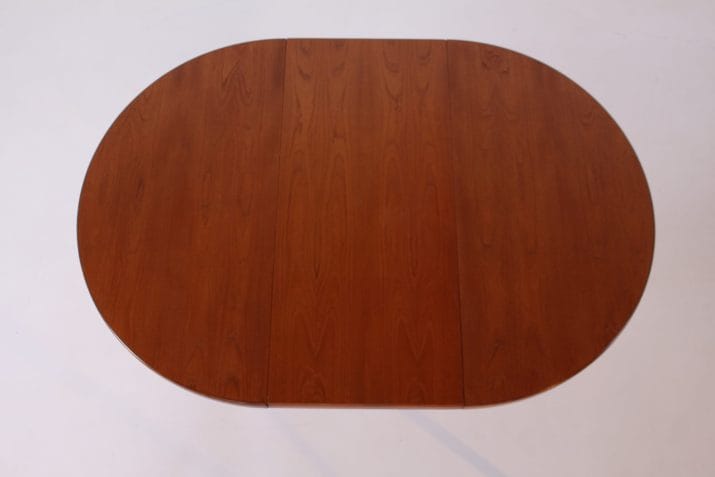 Scandinavische ronde tafel met één blad