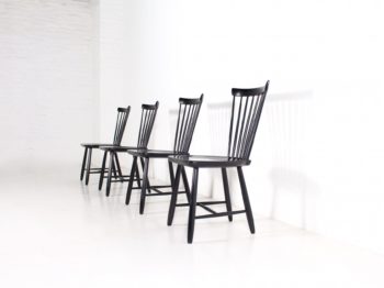 4 chaises noires à barreaux