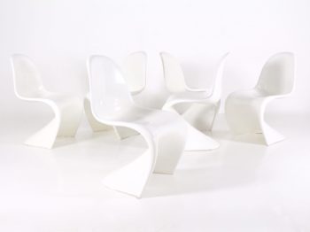 6 chaises 'Panton' en fibre de verre.