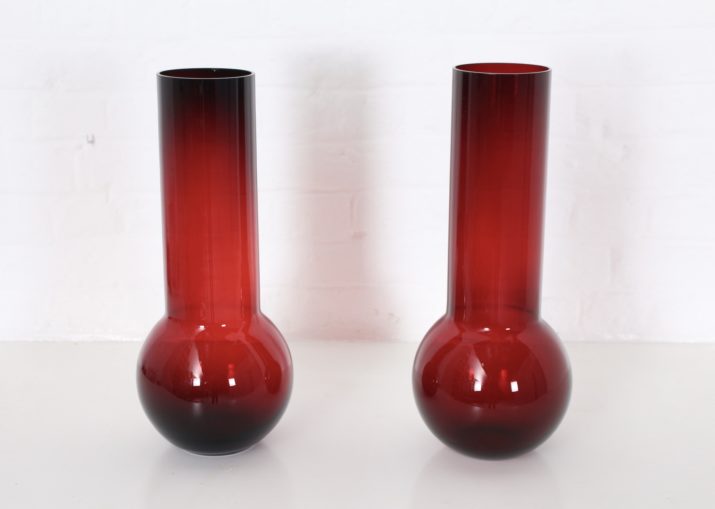 Paire de grands vases en verre rubis