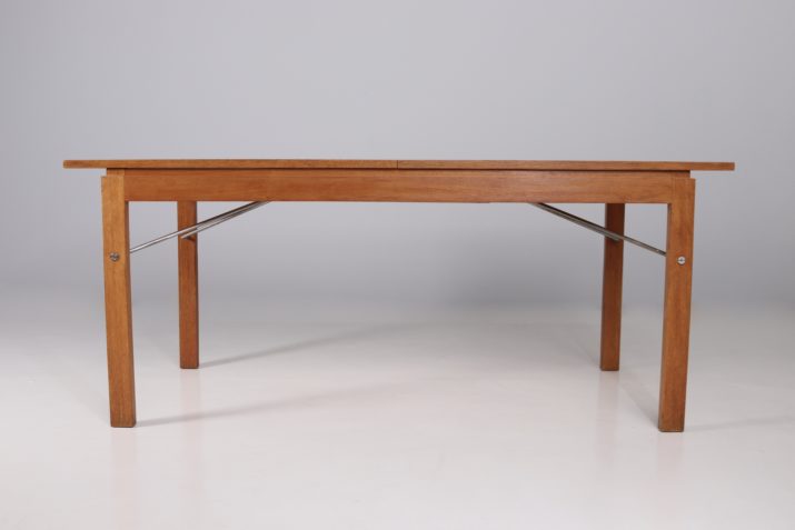 Table moderniste à allonge centrale