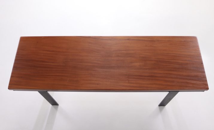 Table basse moderniste en bois massif