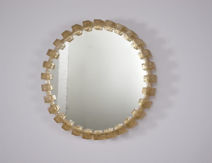 Round luminous mirror in acrylic.