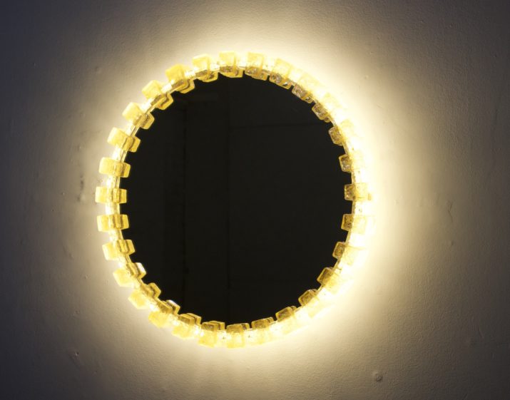 Round luminous mirror in acrylic.