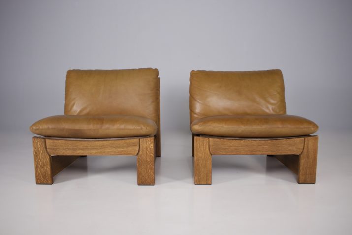 Pair of cognac leather seats (3).