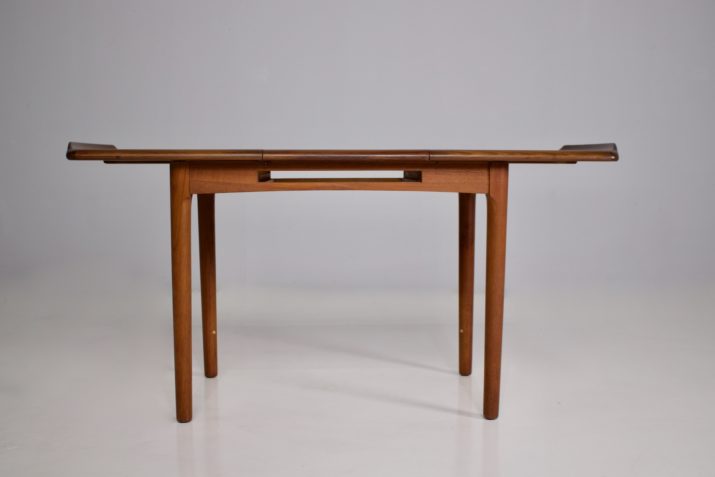 Extendable Danish coffee table