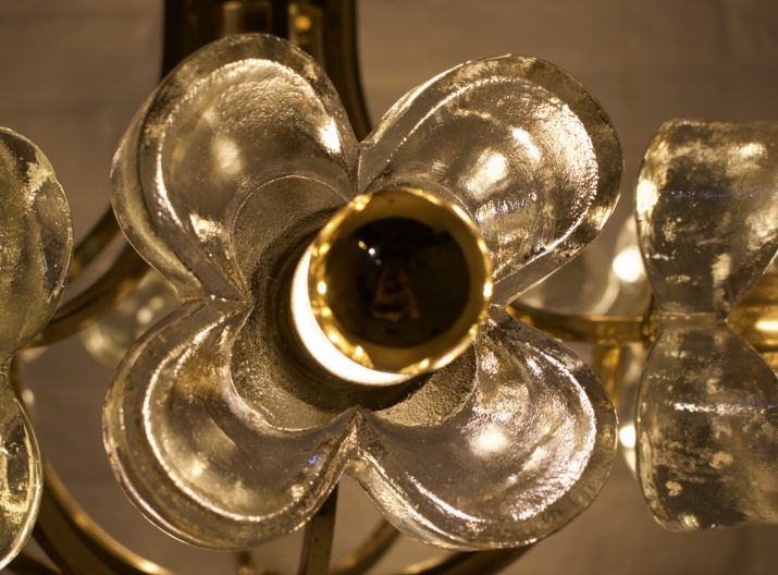 Brass chandelier & flowers Simon & Schelle.