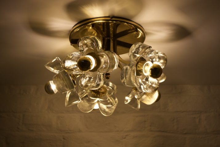 Simon & Schelle brass ceiling light & flowers